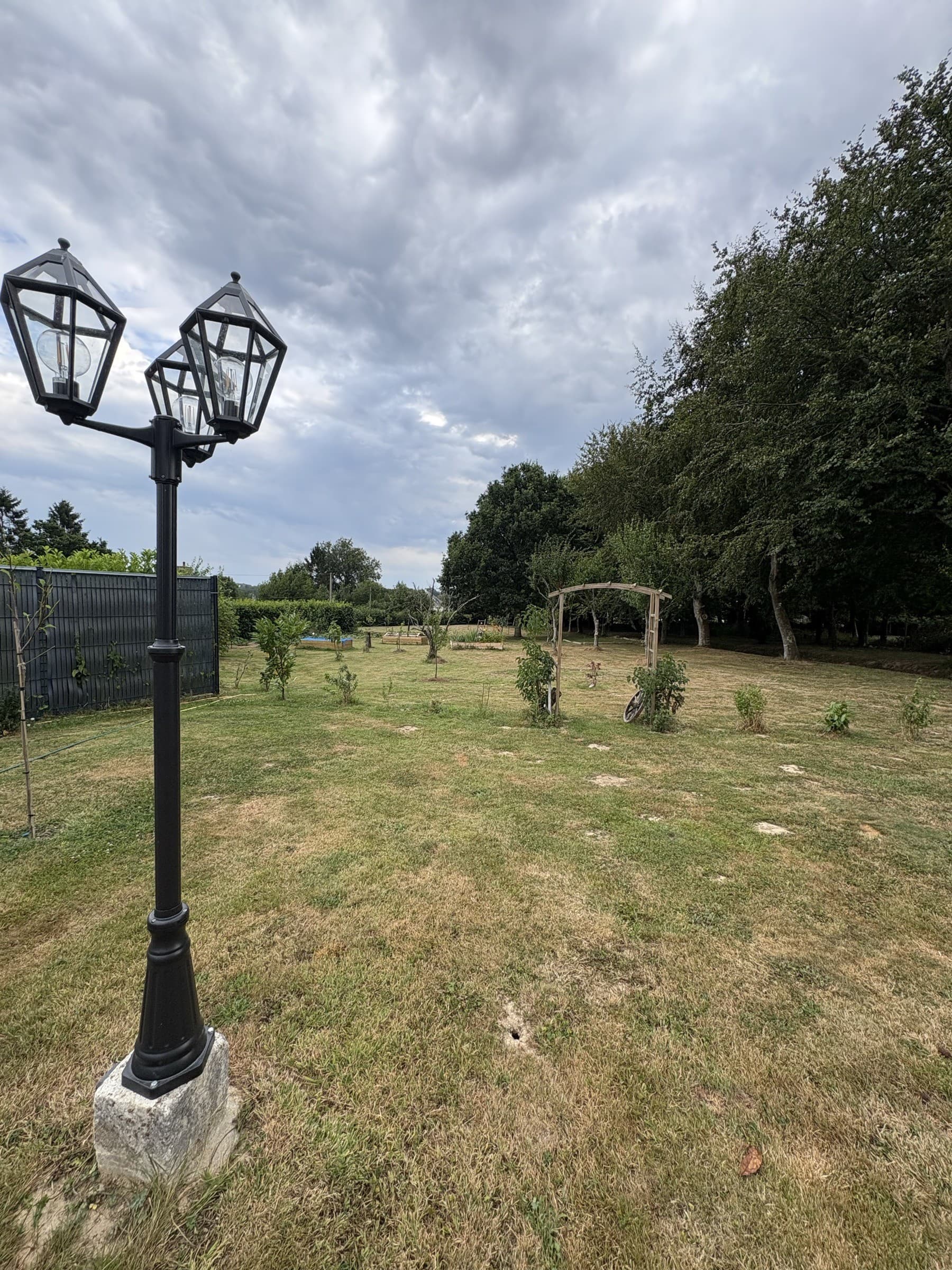 Lampadaire dans le jardin, pelouse et verger