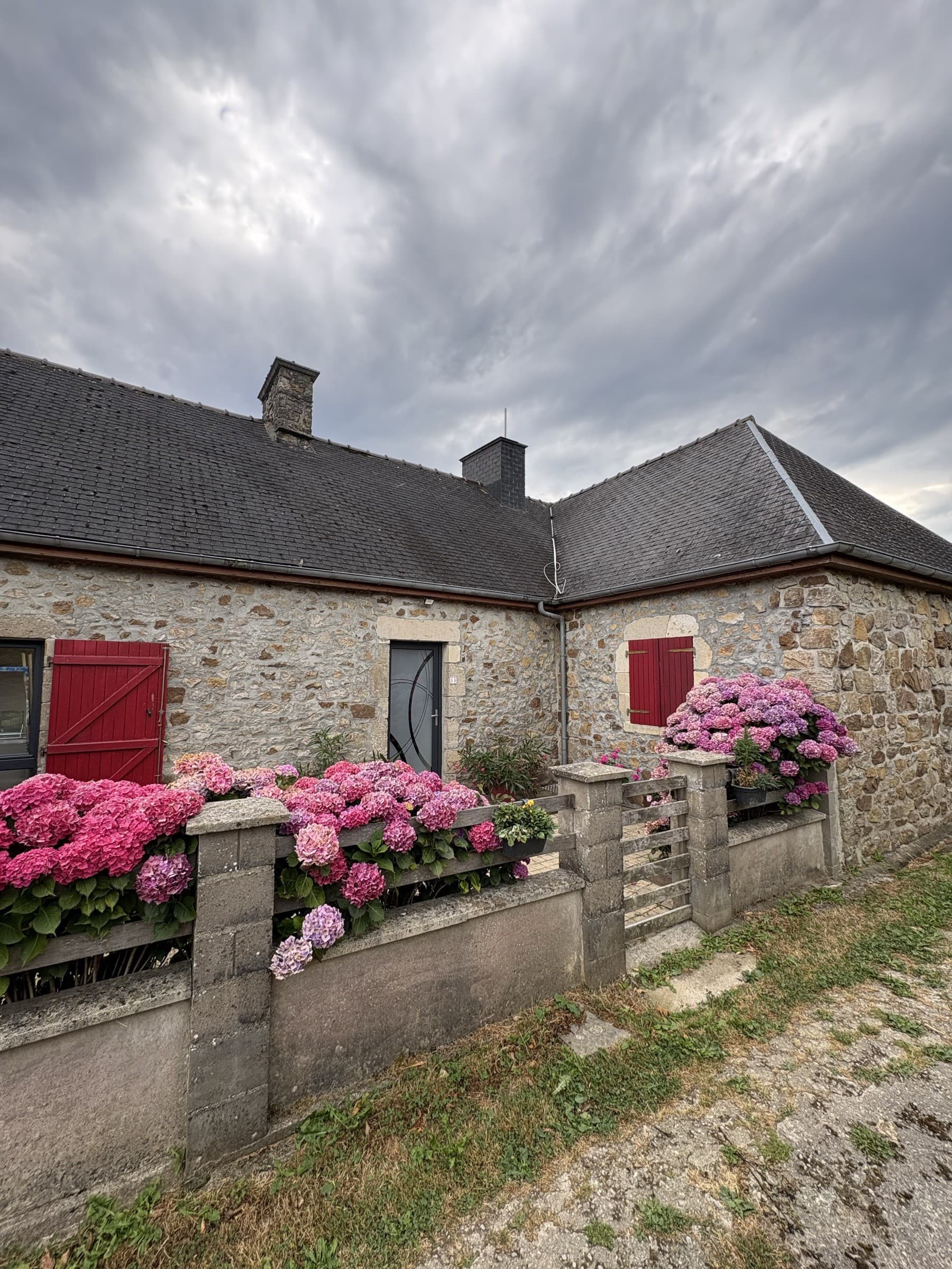 Façade en pierre de L'Abrix des Cigognes et des Mouettes, à Brix dans le Cotentin